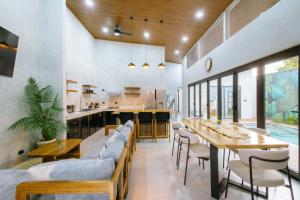 Villa Serenity – Tu Santuario de Lujo en Quepos