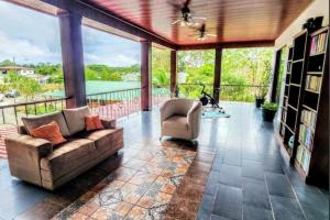 Casa Moderna en Parcelas de Damas, Quepos – ¡Tu Oasis Privado!